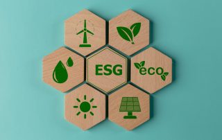 Peças de madeira que se unem para representar ESG, para ilustrar o que é implantar ESG em empresas.